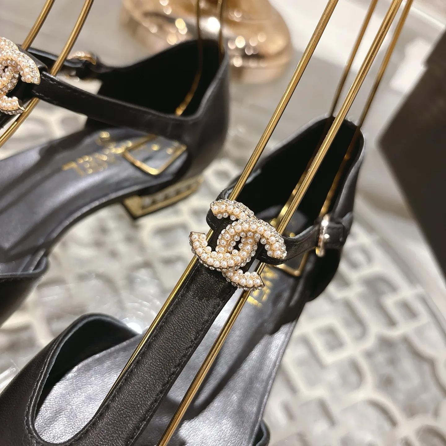 👟👟Ex-factory price 560👟👟 25ss early autumn new Xiaoxiang Chanel pearl double C buckle T-strap Mary Jane shoes pearl heel buckle shoes doll shoe design is so cute 💥The daughter of a rich family has the sense of sight, retro sweetness and age reduction! Mary Jane's unique noble texture allows you to practice various combinations of beauty. Beauty and comfort coexist. Who can not be tempted? The high-end simple style will never go out of style when worn again and again. It vividly interprets the charm of the exclusive fragrance. More possibilities for shaping. Original molded hardware buckle. Upper: lambskin. Lining: sheepskin. Outsole: genuine leather outsole imported from Italy. Size: 35-39 (40.41 custom-made, non-refundable).